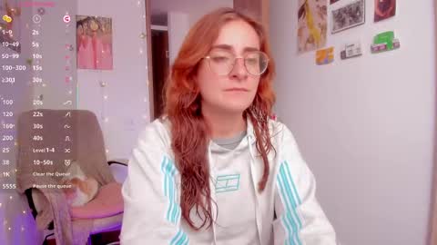 Snapshot of linda_giggle chatting on 10-08-25, 03:09 Giggles online show from 10-08-25, 03:09