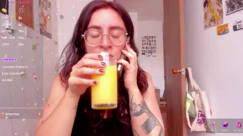 Snapshot of linda_giggle chatting on 10-15-25, 02:06 Giggles online show from 10-15-25, 02:06