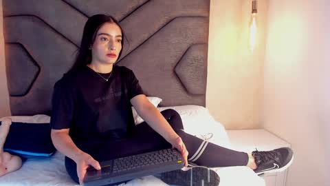 Snapshot of linda_saenz1 chatting on 02-04-25, 12:00 Linda Saenz online show from 02-04-25, 12:00