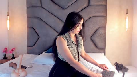 Snapshot of linda_saenz1 chatting on 02-06-25, 11:54 Linda Saenz online show from 02-06-25, 11:54