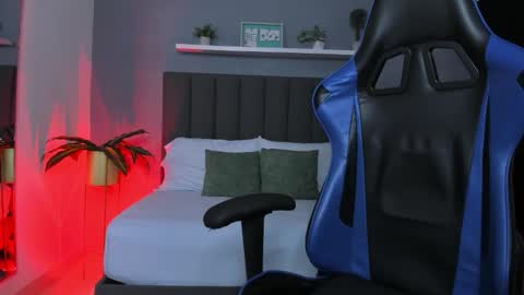 L I N D A online show from 12-02-25, 02:17