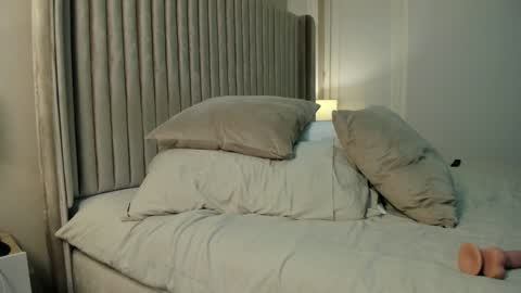 Nia  online show from 12-28-24, 03:37