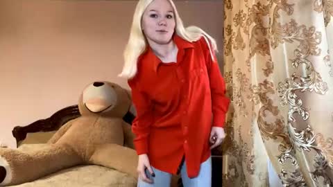 Snapshot of lindabreines chatting on 11-06-25, 11:55 Luna online show from 11-06-25, 11:55