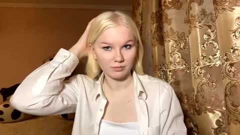 Snapshot of lindabreines chatting on 11-11-25, 12:27 Luna online show from 11-11-25, 12:27