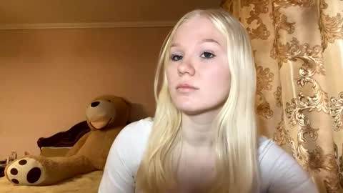 Snapshot of lindabreines chatting on 11-15-25, 09:50 Luna online show from 11-15-25, 09:50