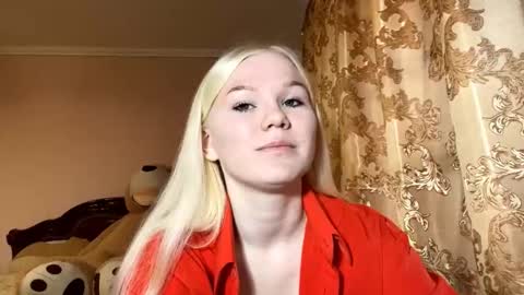 Snapshot of lindabreines chatting on 11-29-25, 09:34 Luna online show from 11-29-25, 09:34