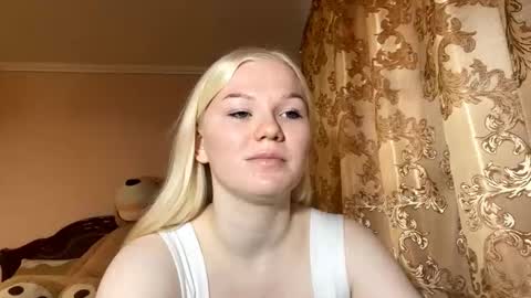 Snapshot of lindabreines chatting on 11-30-25, 10:19 Luna online show from 11-30-25, 10:19