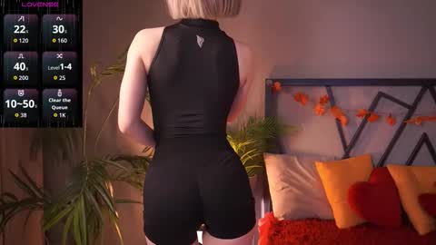 Snapshot of lindathacker chatting on 11-15-25, 04:21 your Linda is back online show from 11-15-25, 04:21