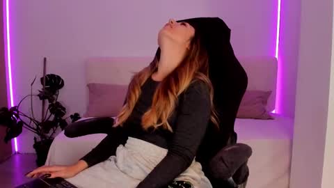 Linda  --  online show from 11-07-25, 05:13