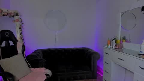 Lindsay    online show from 02-13-25, 01:40