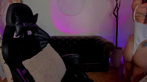 Lindsay    online show from 09-08-25, 11:37