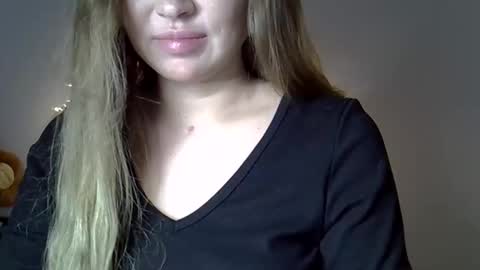 Snapshot of lindsisecret chatting on 01-08-26, 10:01 Anna online show from 01-08-26, 10:01