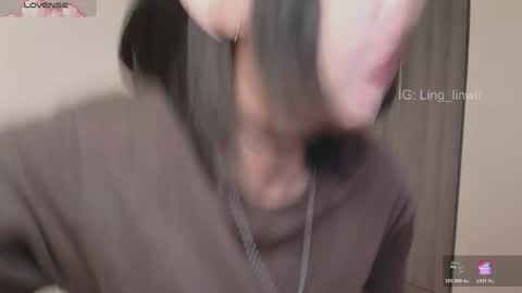 Snapshot of ling_meow chatting on 04-25-26, 04:26 Ling online show from 04-25-26, 04:26