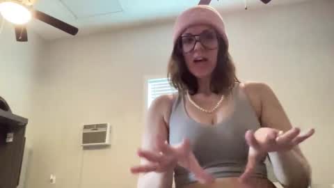 Snapshot of linusloves chatting on 02-16-26, 07:43 linusloves online show from 02-16-26, 07:43