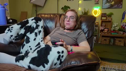 Snapshot of linzy19 chatting on 01-31-25, 04:03 Linzy19 online show from 01-31-25, 04:03