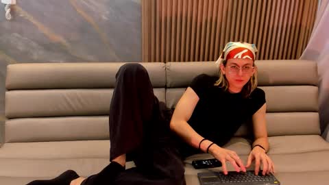 Snapshot of lior_evan chatting on 12-04-25, 11:30 Lior evan online show from 12-04-25, 11:30