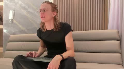 Snapshot of lior_evan chatting on 12-17-25, 11:49 Lior evan online show from 12-17-25, 11:49