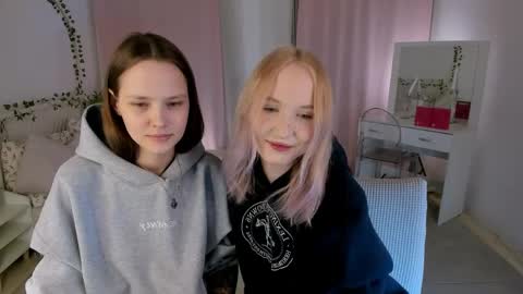 Snapshot of lisaluve chatting on 04-10-26, 06:56 Lisa blonde Alisa brunette online show from 04-10-26, 06:56