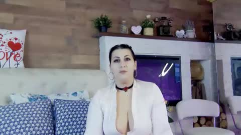 Snapshot of lisamaze chatting on 02-10-25, 07:38 SofiaHanson online show from 02-10-25, 07:38