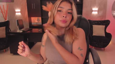 Snapshot of lisamonroe_ chatting on 12-27-24, 07:46 LISA MONROE online show from 12-27-24, 07:46
