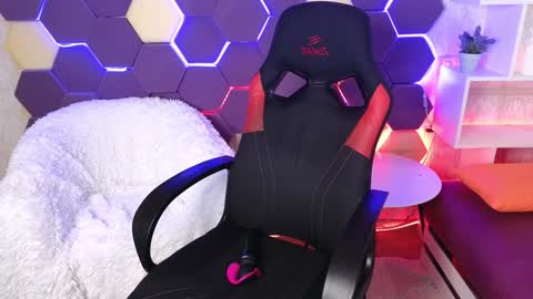 Lena online show from 01-16-25, 04:28