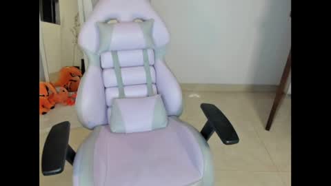 Snapshot of litlle_danni chatting on 12-23-24, 01:40 Danni online show from 12-23-24, 01:40