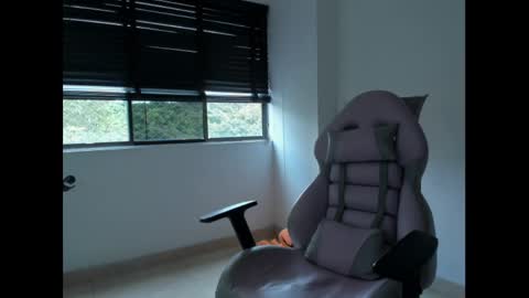 Snapshot of litlle_danni chatting on 02-26-25, 09:48 Danni online show from 02-26-25, 09:48