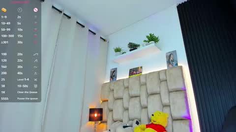 Sophie ---- connected from 1400 to 2100 Colombia time online show from 11-24-25, 08:41