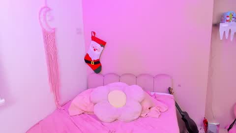 Snapshot of little_effy18_ chatting on 12-24-24, 03:27 Little Effy online show from 12-24-24, 03:27