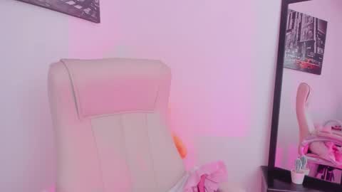 Snapshot of little_eli chatting on 02-19-25, 07:38 Help me reach 100 likes online show from 02-19-25, 07:38