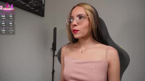 Snapshot of little_eli chatting on 11-04-25, 07:13 Help me reach 100 likes online show from 11-04-25, 07:13