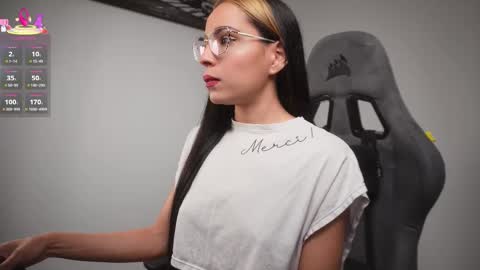 Snapshot of little_eli chatting on 11-11-25, 07:14 Help me reach 100 likes online show from 11-11-25, 07:14