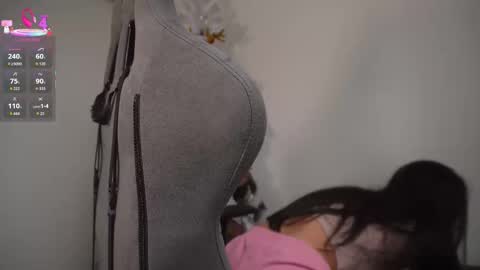 Snapshot of little_eli chatting on 12-15-25, 07:18 Help me reach 100 likes online show from 12-15-25, 07:18