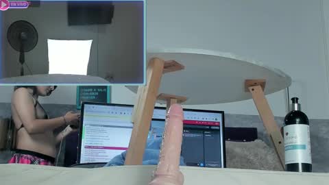 Snapshot of little_lili19 chatting on 01-12-25, 04:00 Lili online show from 01-12-25, 04:00