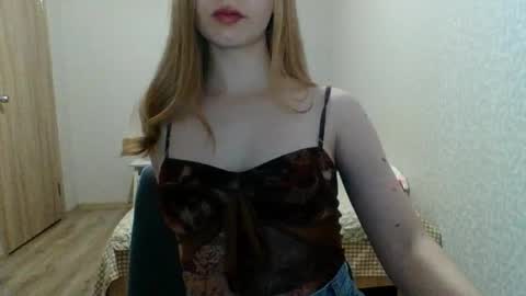 Snapshot of little_mariaa chatting on 09-15-25, 05:02 Maria online show from 09-15-25, 05:02