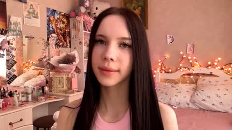 Snapshot of little_milou chatting on 10-19-25, 09:21 Milou online show from 10-19-25, 09:21