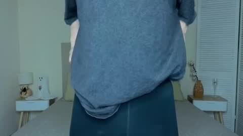 Snapshot of little_mollee chatting on 11-10-25, 09:47 little_mollee online show from 11-10-25, 09:47