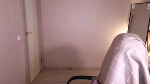 Snapshot of little_pretty_woman chatting on 09-17-25, 04:30 little_pretty_woman online show from 09-17-25, 04:30