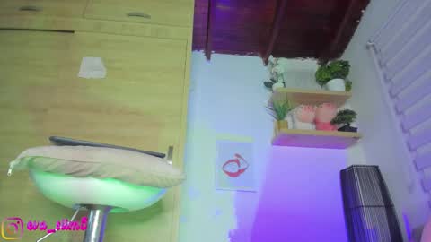 Snapshot of little_red_18 chatting on 11-21-25, 08:07 Eva online show from 11-21-25, 08:07