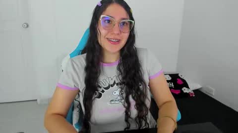 Laire  online show from 11-26-25, 01:17