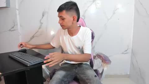 Snapshot of littlecum18 chatting on 06-26-26, 11:58 Pipe online show from 06-26-26, 11:58