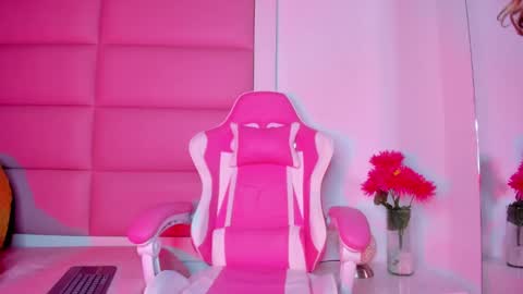 Snapshot of littlee_emma_ chatting on 02-26-25, 06:37 littlee_emma_ online show from 02-26-25, 06:37