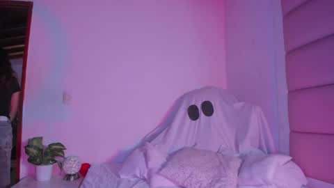 Snapshot of littlee_emma_ chatting on 10-08-25, 04:21 littlee_emma_ online show from 10-08-25, 04:21