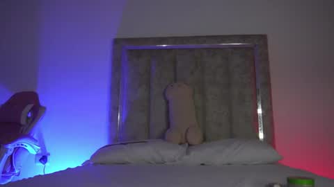 Snapshot of littlee_emma_ chatting on 06-26-26, 12:26 littlee_emma_ online show from 06-26-26, 12:26
