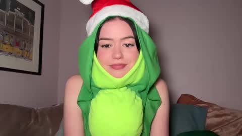 Snapshot of littlesugarpea chatting on 12-25-24, 11:20 Little Sugar Pea online show from 12-25-24, 11:20