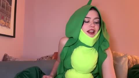 Snapshot of littlesugarpea chatting on 01-05-25, 12:09 Little Sugar Pea online show from 01-05-25, 12:09