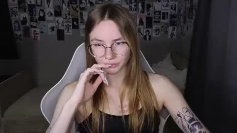 Snapshot of littlevildevil chatting on 06-12-26, 08:24 Eliana online show from 06-12-26, 08:24