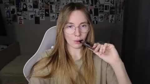 Snapshot of littlevildevil chatting on 07-19-26, 06:17 Eliana online show from 07-19-26, 06:17