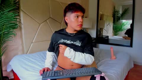 Snapshot of littlezanee chatting on 12-04-25, 03:43 ZANE online show from 12-04-25, 03:43