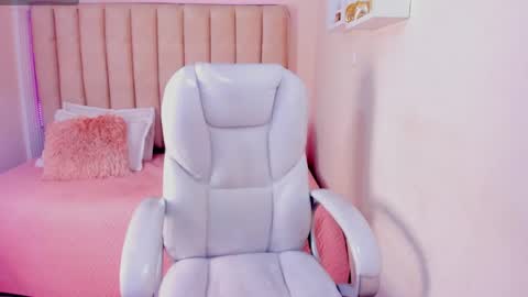 Snapshot of liz_bohemia chatting on 02-12-25, 09:01 LIZ online show from 02-12-25, 09:01